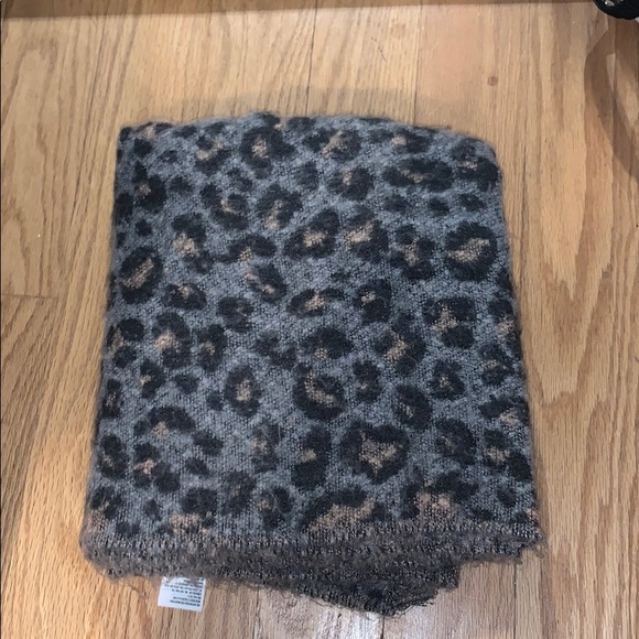 American Eagle Outfitters Accessories - Cheetah scarf